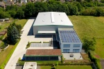 Brogebude und Lagerhalle